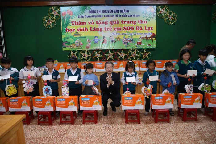 Đồng chí Nguyễn Văn Quảng, Bí thư Trung ương Đảng, Chánh án Tòa án nhân dân tối cao tặng quà cho các em ở Làng trẻ em SOS Đà Lạt