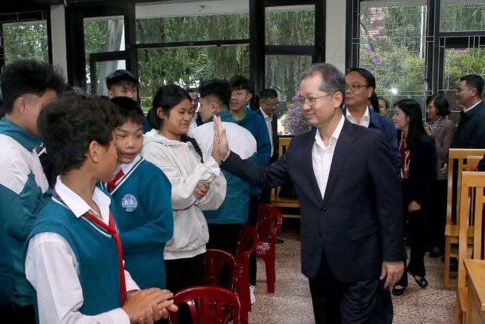 Các em ở Làng trẻ em SOS Đà Lạt chào đón đồng chí Nguyễn Văn Quảng, Bí thư Trung ương Đảng, Chánh án Tòa án nhân dân tối cao đến thăm, tặng quà