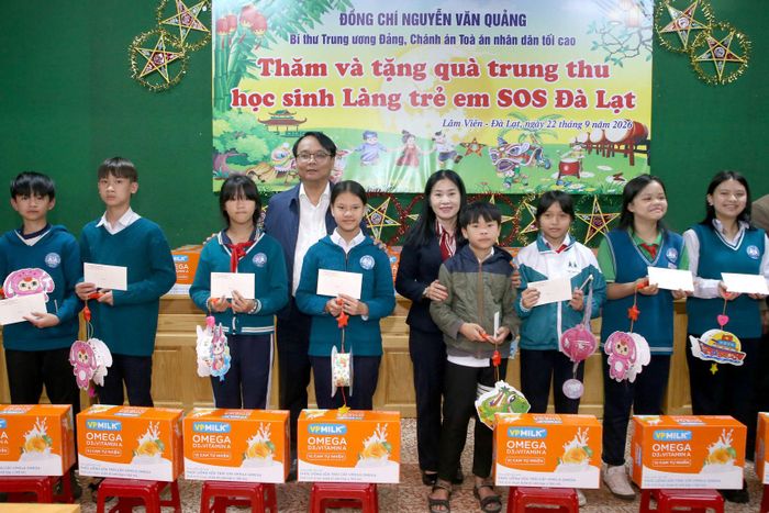 Đồng chí Đặng Hồng Sỹ, Phó Bí thư Thường trực Tỉnh ủy Lâm Đồng và Giám đốc Sở Giáo dục và Đào tạo Lê Thị Bích Liên tặng quà cho các em ở Làng trẻ em SOS Đà Lạt