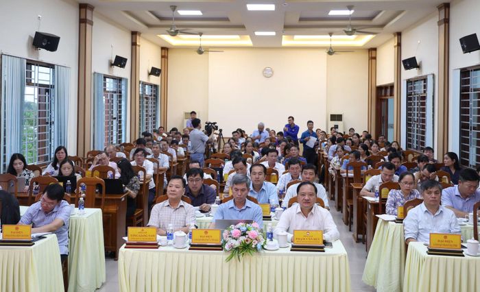 Lãnh đạo tỉnh, địa phương và cử tri xã Đạ Tẻh tham dự hội nghị