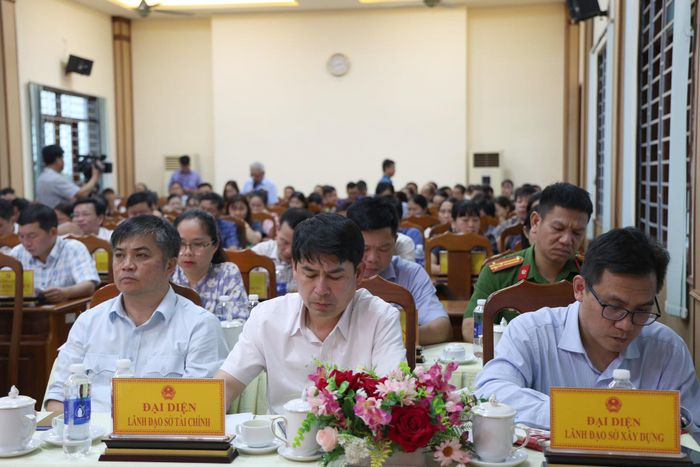 Lãnh đạo các sở, ngành tham dự hội nghị