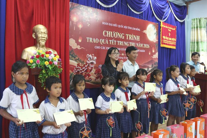 ĐBQH Trịnh Thị Tú Anh tặng quà trung thu cho các em học sinh có hoàn cảnh khó khăn tại Trường Tiểu học An Nhơn