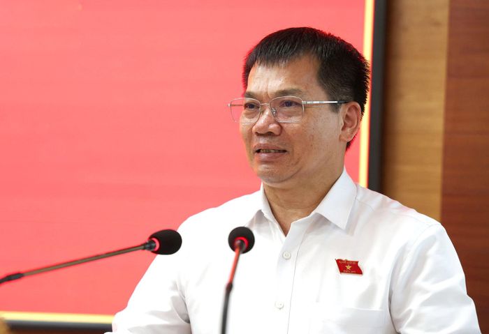 Phó Trưởng Đoàn ĐBQH đơn vị tỉnh Lâm Đồng Dương Khắc Mai phát biểu tại hội nghị