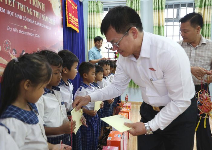 Đồng chí Dương Khắc Mai tặng quà cho các em học sinh Trường Tiểu học An Nhơn