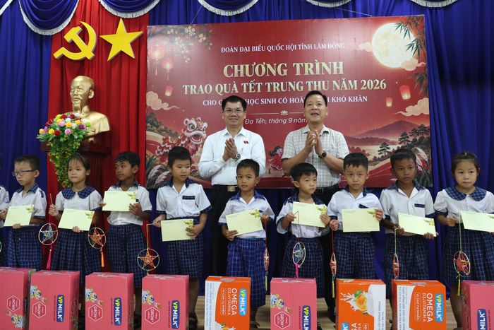 Phó Trưởng Đoàn ĐBQH tỉnh Lâm Đồng và Bí thư Đảng ủy xã Đạ Tẻh tặng quà cho học sinh Trường Tiểu học An Nhơn