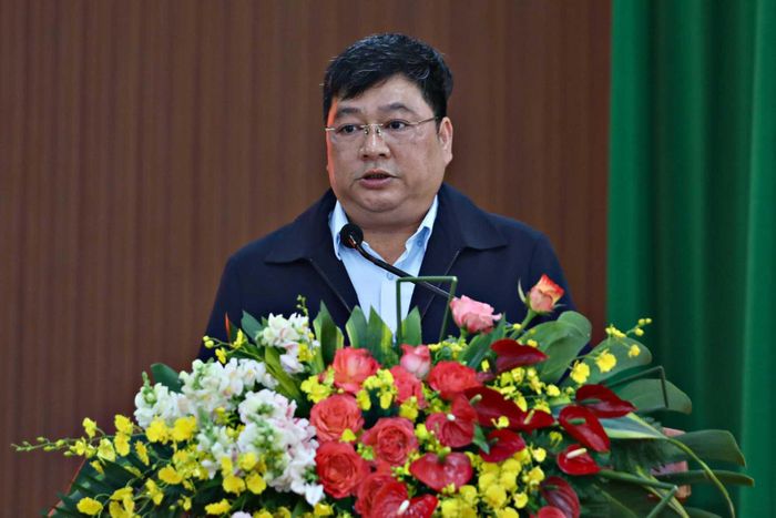 Ông Đinh Việt Dũng, Chủ tịch UBND xã D’Ran giải đáp các câu hỏi, nội dung cử tri quan tâm thuộc thẩm quyền
