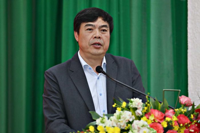 Ông Đặng Đức Hiệp, Phó Trưởng đoàn chuyên trách Đoàn ĐBQH tỉnh Lâm Đồng tiếp thu, giải trình các ý kiến cử tri xã D'Ran chiều 22/9