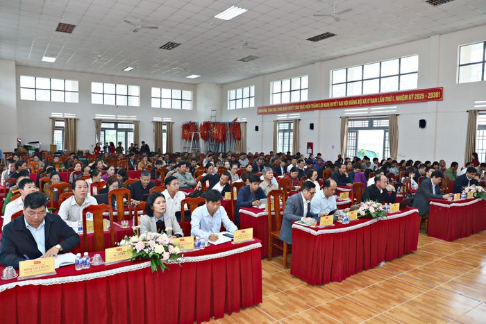 Quang cảnh hội nghị tiếp xúc cử tri tại xã D'Ran