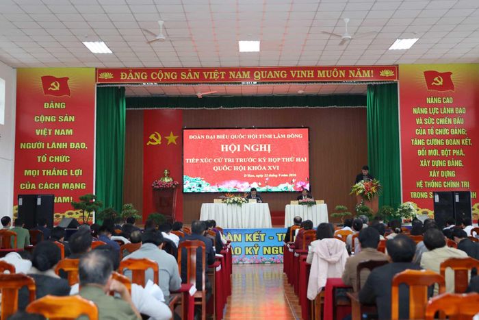 Quang cảnh hội nghị tiếp xúc cử tri của Đoàn ĐBQH tỉnh Lâm Đồng