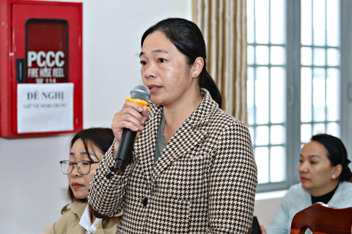Cử tri Nguyễn Thị Anh Kim, Phó Giám đốc Trạm Y tế xã D’Ran kiến nghị về chế độ phụ cấp y tế thôn, bản năm 2026