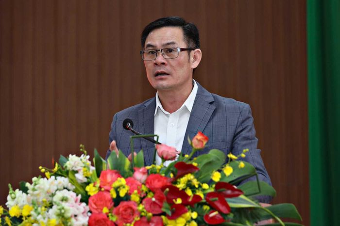 Ông Vũ Đình Cường, Phó Giám đốc Sở Nông nghiệp và Môi trường tỉnh trả lời các kiến nghị cử tri thuộc thẩm quyền tại hội nghị