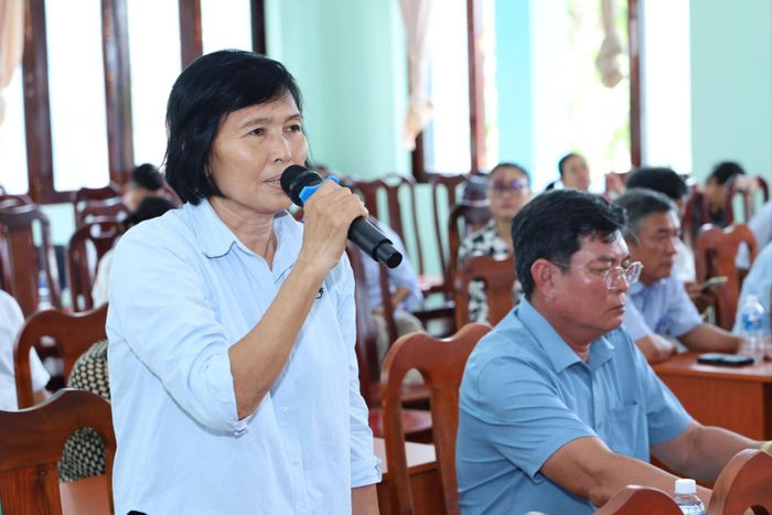 Bà Châu Bích Lệ, cử tri xã Phan Rí Cửa kiến nghị về bồi thường tái định cư tại buổi tiếp xúc