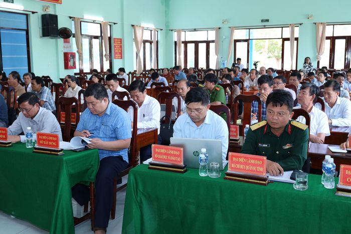 Lãnh đạo các sở, ngành và cử tri dự buổi tiếp xúc