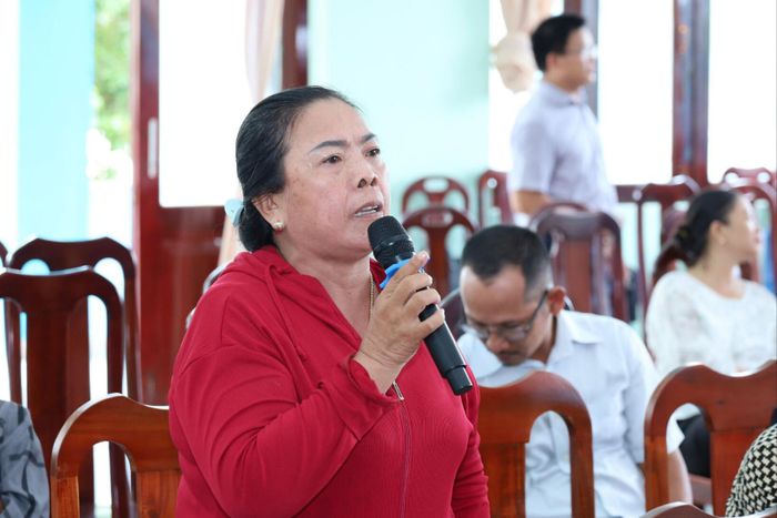 Bà Trần Thị Văn Minh, cử tri xã Phan Rí Cửa kiến nghị về giải quyết rác thải trên địa bàn tại buổi tiếp xúc