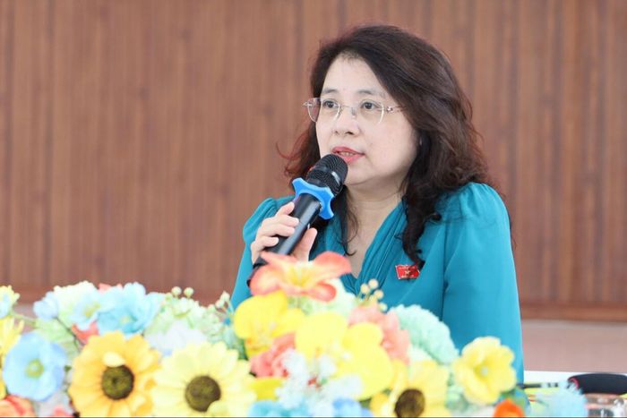 Đại biểu Trần Hồng Nguyên, Phó Chủ nhiệm Ủy ban Pháp luật và Tư pháp của Quốc hội trả lời kiến nghị của cử tri tại buổi tiếp xúc