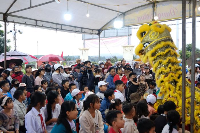 Chương trình múa lân thu hút phụ huynh và các em thiếu nhi