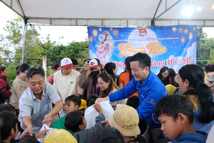Trao quà cho các em thiếu nhi