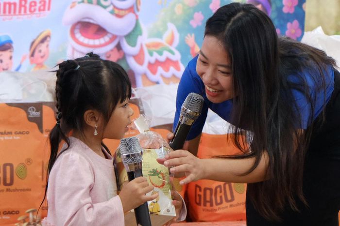 Giao lưu với các em thiếu nhi