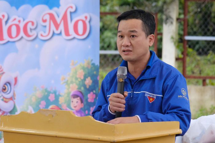 Anh Nguyễn Quảng Lâm, Bí thư Đoàn Các cơ quan Đảng tỉnh phát biểu chúc mừng các em thiếu nhi