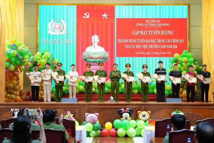 Lãnh đạo Công an tỉnh tuyên dương các thí sinh trúng tuyển