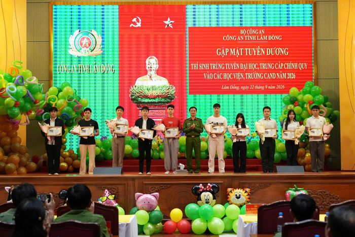 Lãnh đạo Công an tỉnh tuyên dương các thí sinh trúng tuyển