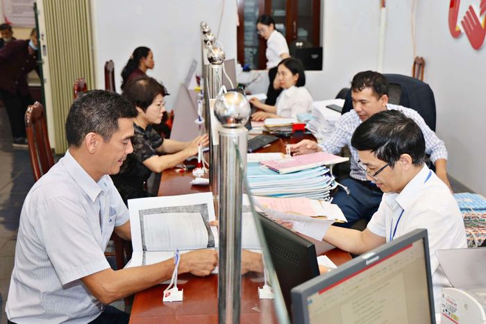 Công chức giải quyết thủ tục hành chính cho người dân tại Trung tâm Phục vụ hành chính công phường Nam Gia Nghĩa