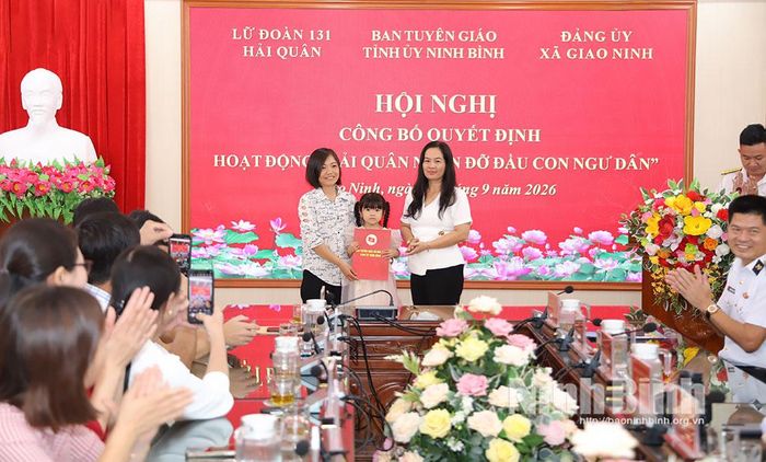 Lãnh đạo Ban Tuyên giáo Tỉnh ủy trao tặng quà cho cháu Nguyễn Thị Kim Ngân.