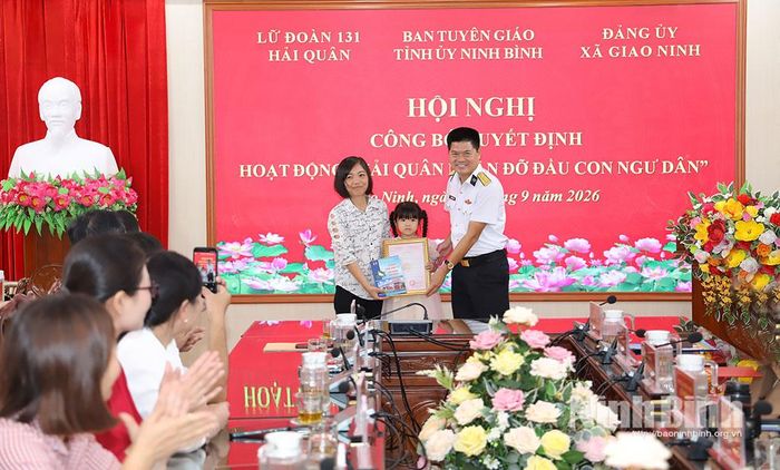 Lãnh đạo Lữ đoàn 131 Hải quân trao Quyết định nhận đỡ đầu, kinh phí đỡ đầu và tặng quà cho cháu Nguyễn Thị Kim Ngân.