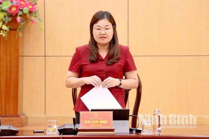 Đồng chí Hà Lan Anh, Tỉnh ủy viên, Phó Chủ tịch UBND tỉnh phát biểu tại hội nghị