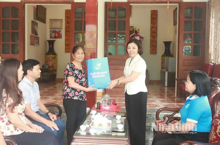 Đồng chí Chủ tịch Hội Liên hiệp Phụ nữ tỉnh Đào Thị Hòa tặng quà tri ân gia đình nữ liệt sĩ Nguyễn Thị Oánh.