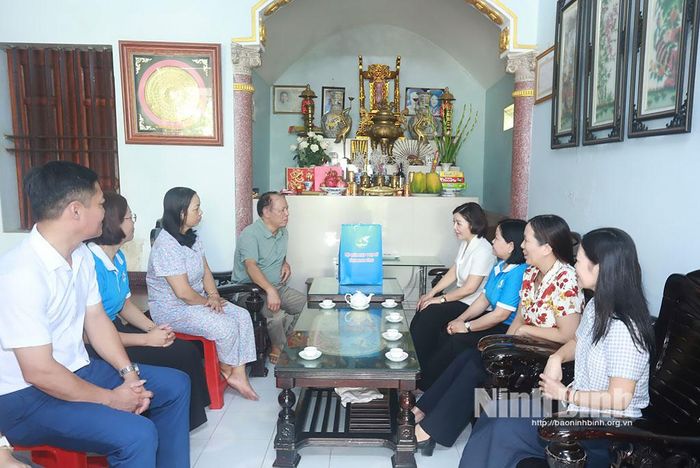 Đồng chí Chủ tịch Hội Liên hiệp Phụ nữ tỉnh Đào Thị Hòa thăm hỏi, tặng quà tri ân gia đình nữ liệt sĩ Nguyễn Thị Thuận.