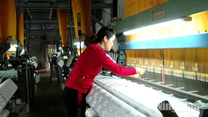 Sản xuất tại làng nghề dệt lụa Nha Xá, phường Duy Tân.