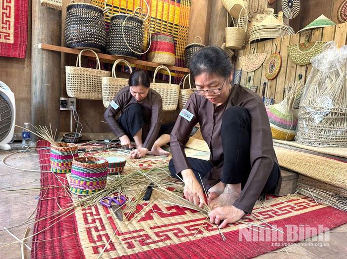 Trình diễn kỹ thuật sản xuất các sản phẩm từ cói của người dân Kim Sơn.