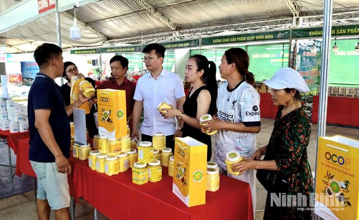 Trung tâm Xúc tiến Đầu tư và Thương mại tỉnh và các doanh nghiệp tham gia Chương trình tuần hàng OCOP tại Huế.