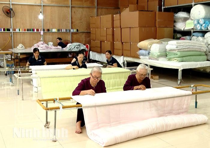 Các sản phẩm thủ công mỹ nghệ truyền thống được giữ gìn qua nhiều thế hệ. (Trong ảnh công đoạn khâu chăn xuất khẩu tại Công ty TNHH thêu ren Mặt trời xanh).
