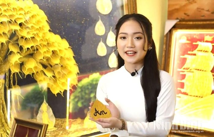 Á hậu 1 cuộc thi Hoa Hậu môi trường Việt Nam Hoàng Thị Hải Yến giới thiệu về sản phẩm tranh lá bồ đề của Ninh Bình.