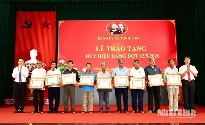 Lãnh đạo xã Minh Thái trao Huy hiệu Đảng cho các đảng viên.