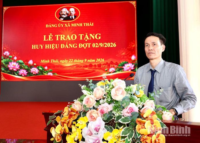 Đồng chí Lê Hồng Kỳ, Tỉnh ủy viên, Phó Giám đốc Báo và phát thanh, truyền hình Ninh Bình phát biểu tại lễ trao tặng Huy hiệu Đảng.