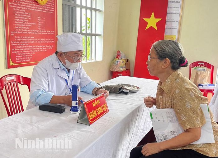 Người dân xã Phát Diệm thực hiện khám sàng lọc sức khỏe tại Trạm Y tế xã.