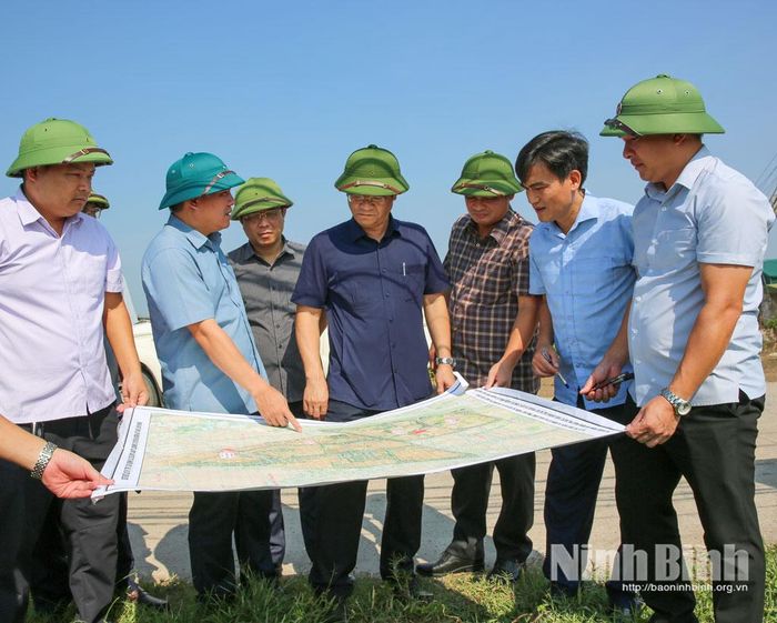Đồng chí Phó Chủ tịch UBND tỉnh Trần Anh Dũng kiểm tra vị trí dự kiến xây dựng Trạm bơm Phát Diệm 2 tại xã Định Hoá.