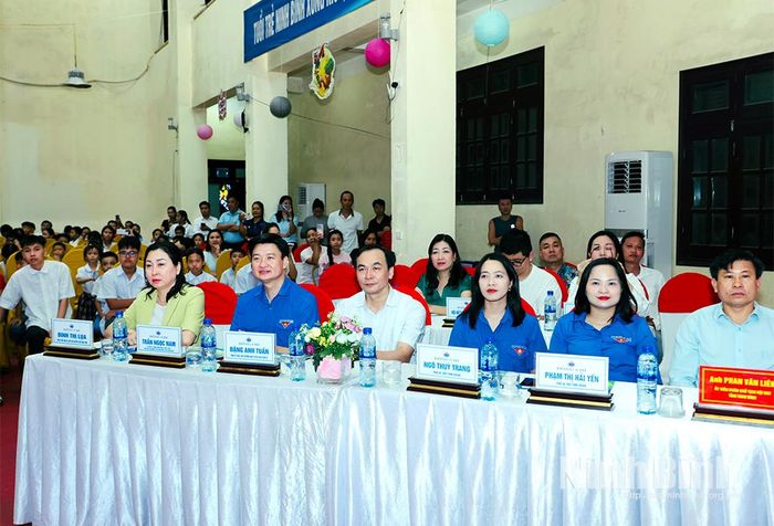Các đại biểu dự chương trình.