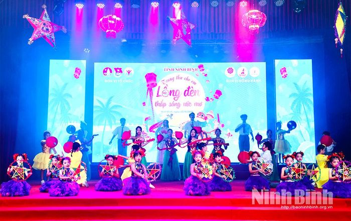 Tiết mục văn nghệ của các em ở Trung tâm Thanh thiếu nhi tỉnh biểu diễn tại chương trình.