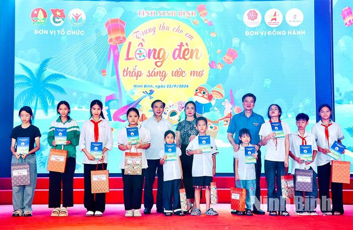 Các đồng chí: Đặng Anh Tuấn, Tỉnh ủy viên, Phó Trưởng Ban Tuyên giáo Tỉnh ủy; Trần Ngọc Nam, Tỉnh ủy viên, Bí thư Tỉnh đoàn; bà Đặng Thu Hương, Chủ nhiệm CLB khiêu vũ star Ninh Bình trao quà cho các em thiếu nhi có hoàn cảnh khó khăn trên địa bàn tỉnh.