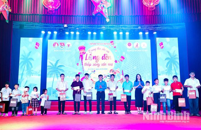Lãnh đạo Tỉnh đoàn và CLB Doanh nhân trẻ trao quà cho các em thiếu nhi có hoàn cảnh khó khăn trên địa bàn tỉnh.