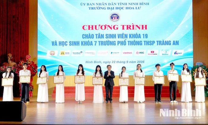 TS. Vũ Văn Trường, Bí thư Đảng ủy, Hiệu trưởng nhà trường trao Giấy khen cho các sinh viên thủ khoa đầu vào các chuyên ngành tại Kỳ thi tuyển sinh đại học năm 2026.