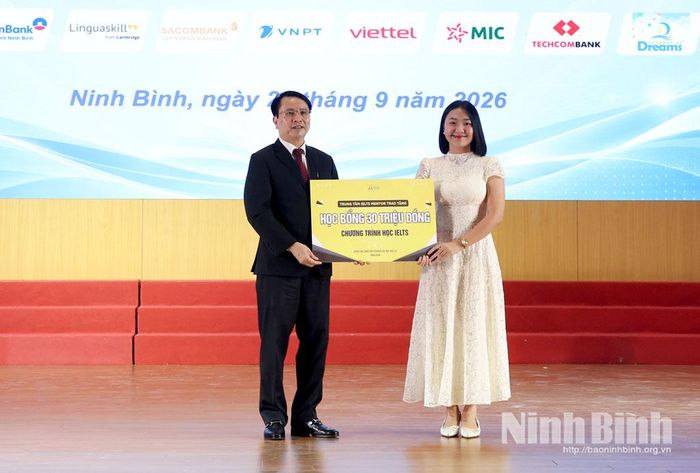 Đại diện lãnh đạo nhà trường tiếp nhận quà tặng, học bổng của các đơn vị tài trợ cho sinh viên, học sinh.