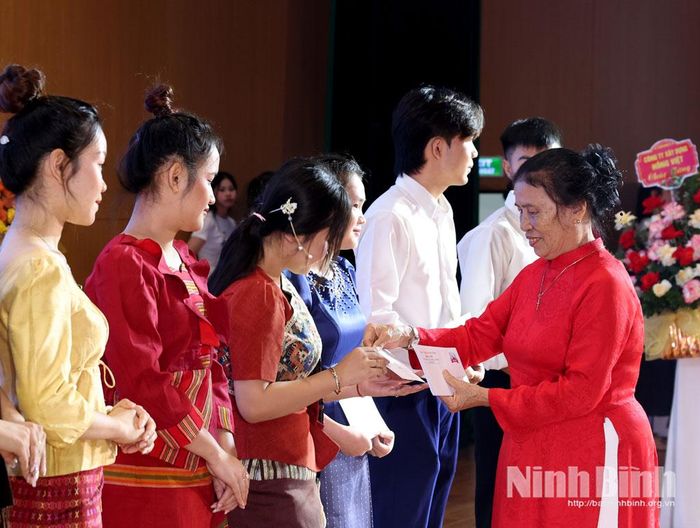 Nhà tài trợ trao học bổng cho các em sinh viên Lào có thành tich xuất sắc trong học tập.