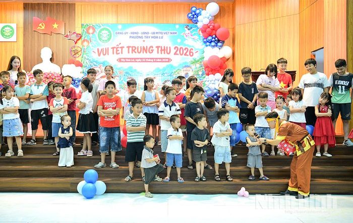 Các em thiếu nhi tham gia các trò chơi dân gian tại chương trình. Ảnh: Trường Giang