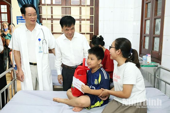 Trao quà cho các bệnh nhi đang điều trị tại khoa Nhi, Bệnh viện Đa khoa Hà Nam. Ảnh: Lê Dũng