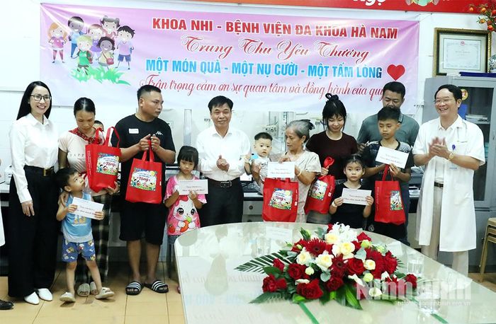 Lãnh đạo Sở Y tế, Chi cục Dân số và trẻ em tỉnh trao quà cho các bệnh nhi tại chương trình. Ảnh: Lê Dũng